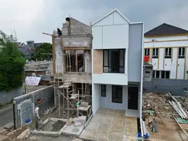RUMAH 2 LANTAI INI DEKAT DENGAN TOL DI SELATAN JAKARTA
