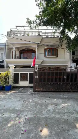 Rumah Sudah Renovasi 3 lantai kokoh di Metro Sunter