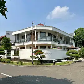 Rumah clasic depan taman di Pondok indah, jakarta selatan