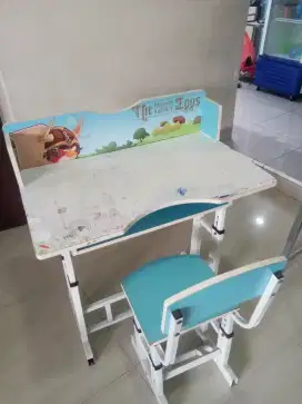 Meja dan kursi belajar anak