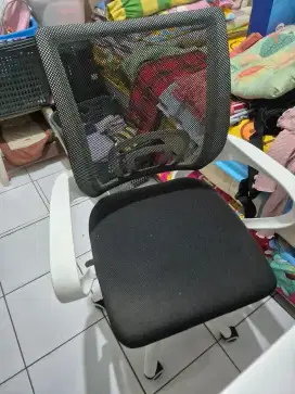 Kursi untuk kerja warna putih kondisi masih bagus