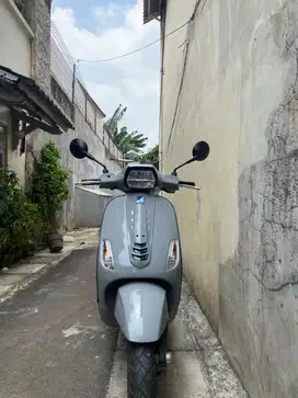 Vespa S 125 warna abu