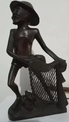 Patung nelayan tebar jala