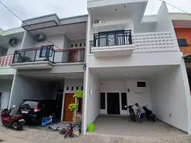 Rumah 2 Lantai Bintara Lokasi Strategis , Bebas Banjir