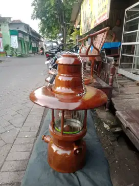 Lampu petromax dari seni kerajinan dari jati