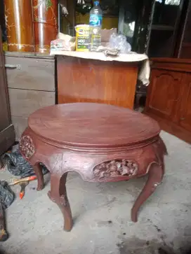 Meja bulat dari kayu jati