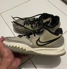 Sepatu Basket Nike Kyrie size 44.5