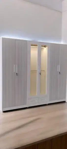 Lemari besi pakaian