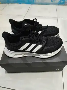 Sepatu Running Adidas