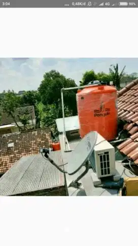 Kuras tandon air berlumut