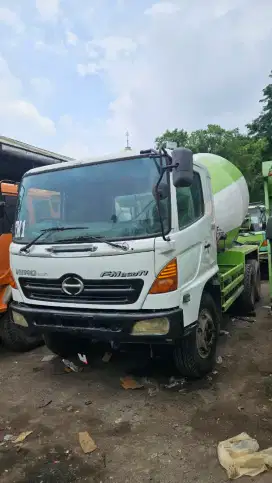 Hino ranger 6x4 tronton fm 260 JM mixer 7 kubik tahun 2012