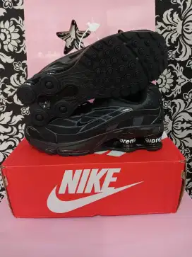Nike Supreme Hitam