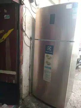 Di jual kulkas 2 pintu ukuran Jumbo merk Elektrolux Normal dingin beku