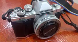 Kamera Mirrorless Olympus OM D EM10  good condition