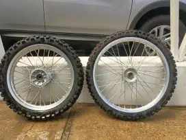 Ban dan velg original yamaha WR 155 mulus