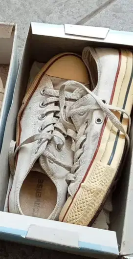 Sepatu Converse putih