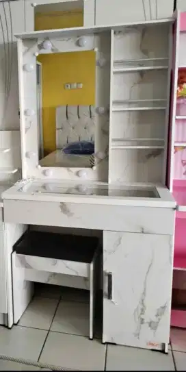Meja rias lampu