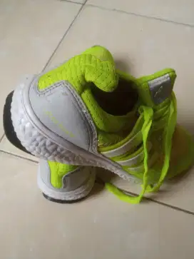 Sepatu joging adidas