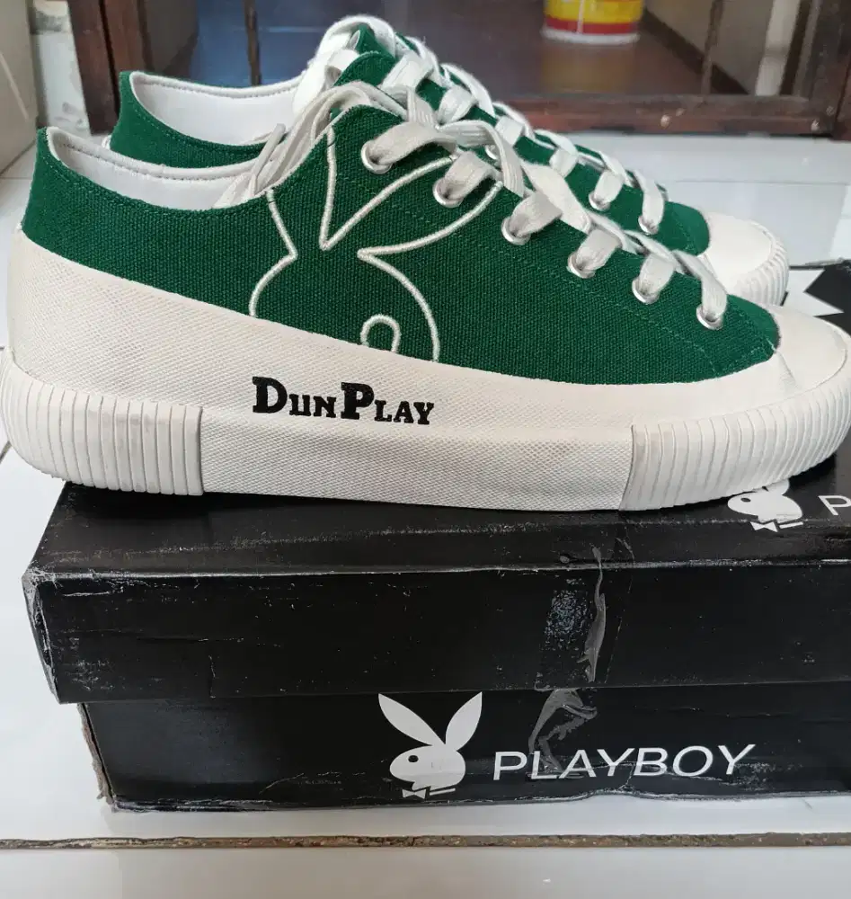 Di jual sepatu sneaker merk Play boy UK : 43