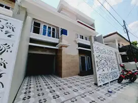 Rumah Mewah 2 Lt Modern Kondisi Baru Tengah Kota