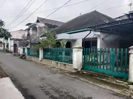 Rumah Klasik Megah di Karangasem