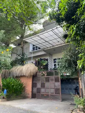 Rumah Tropical 3.5 Lantai di Cinere Ada Swimming Pool