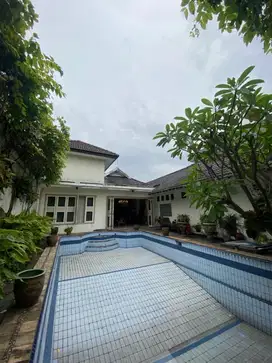Rumah asri di hook lokasi strategis jakarta selatan