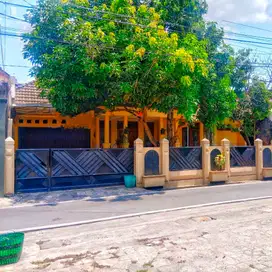 Rumah second luas masih terawat di Solo kota dekat Manahan