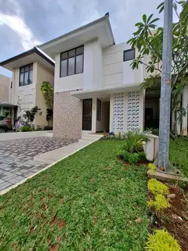 Rumah Kinclong 2 lantai  siap Huni , Strategis