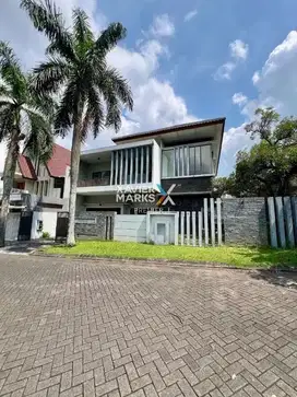 rumah mewah di jalan boulevard istana dieng malang