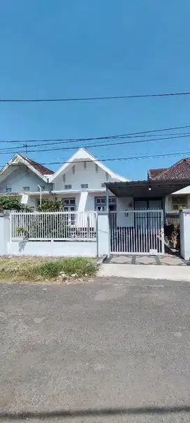 Dijual rumah klasik terawat daerah pulau pulau jalan taman riau malang