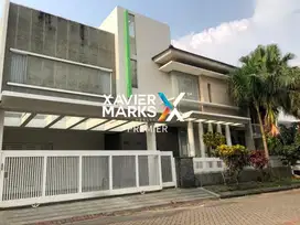 dijual rumah mewah ada kolam renang di permata jingga malang
