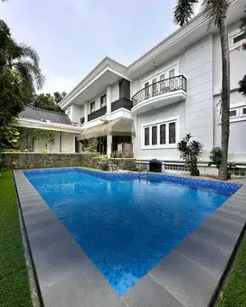 DIJUAL RUMAH MEWAH SIAP HUNI HALAMAN LUAS, ROW JALAN LEBAR