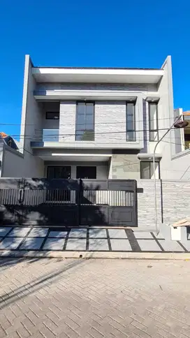 Rumah Mulyosari Baru Gress, Surabaya Timur  Depan Taman