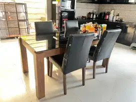 Meja makan celini