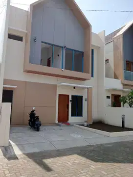 DIJUAL RUMAH 2 LANTAI SIAP HUNI SOLO SELATAN ( PURBAYAN)