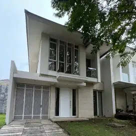 Dijual rumah semi furnished di pakuwon indah dekat dengan graha family