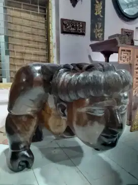 Meja Patung Sumo