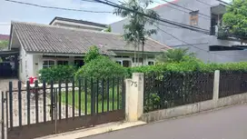 Di Jual Rumah Asri dengan halaman luas di Pondok Labu