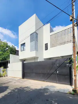 Rumah modern masih bagus dalam komplek di duren sawit jakarta