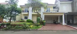 Taman Giri Loka depat Taman kota, dekat pusat belanja dan sekolah