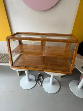 LIKE NEW- Etalase/Showcase/Display kayu untuk cafe dan bakery