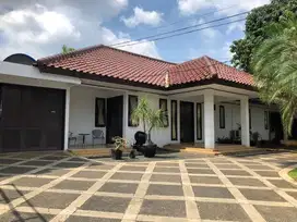 RUMAH KEBON JERUK DI ATAS TANAH YANG LUAS DAN ASRI