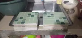 Keramik lantai kamar mandi/teras ( bonus saringan air )