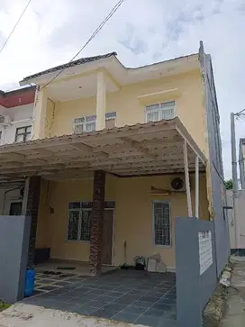 Rumah di pinggir jalan dekat dengan pusat pendidikan