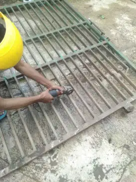 mengerjakan perbaikan pagar