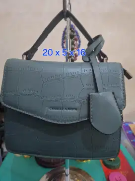 Tas selempang branded 
Charles uk 20 x 5 x 16 
Limited edition 
Barang