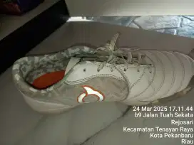 Sepatu futsal merek Ortus no 42