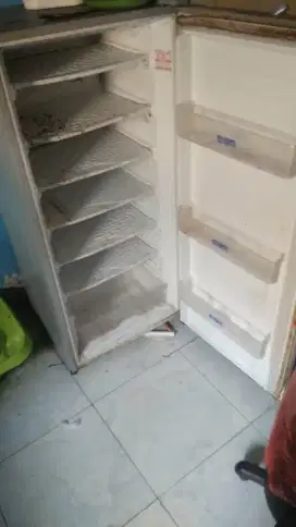 Menerima barang rusak kulkas