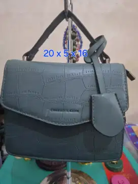 Tas selempang branded 
Charles uk 20 x 5 x 16 
Limited edition 
Barang